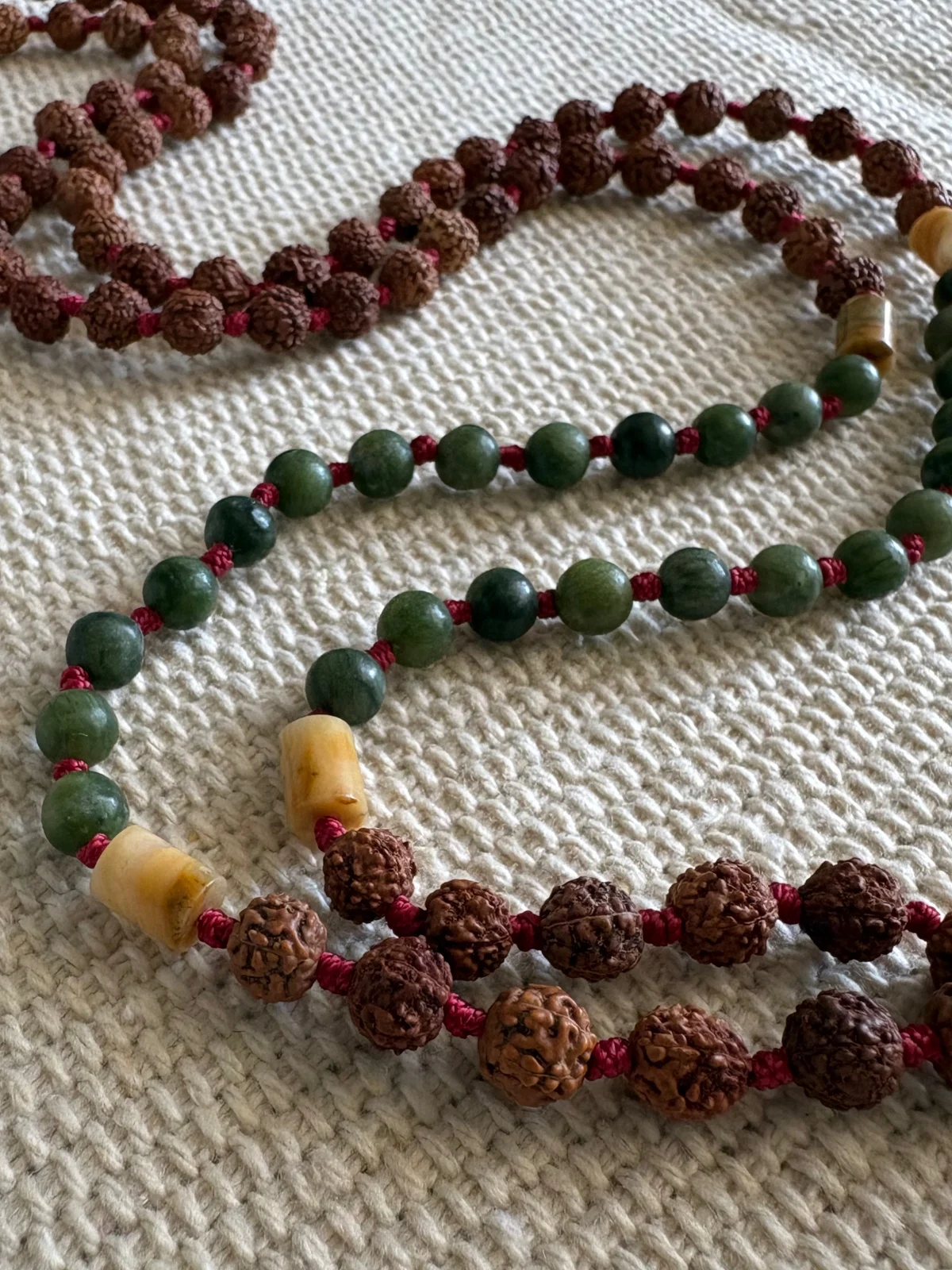 Mala 108 Delicate: Rudraksha I Nefryt (kamienie naturalne)