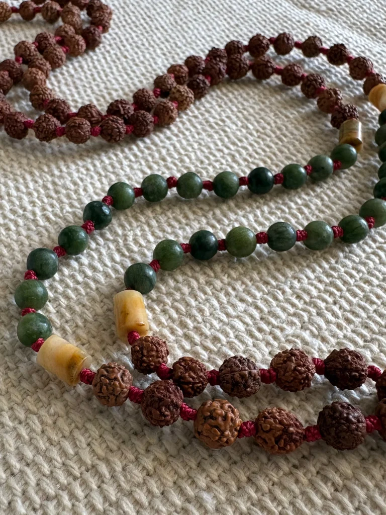Mala 108 Delicate: Rudraksha I Nefryt (kamienie naturalne)
