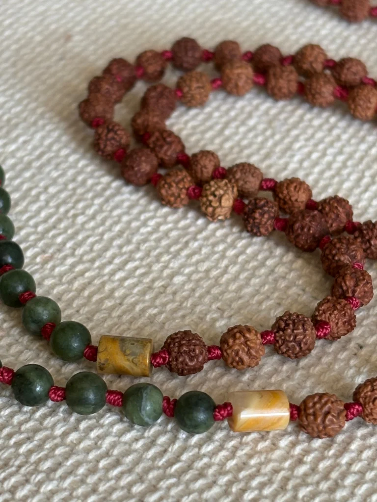 Mala 108 Delicate: Rudraksha I Nefryt (kamienie naturalne)