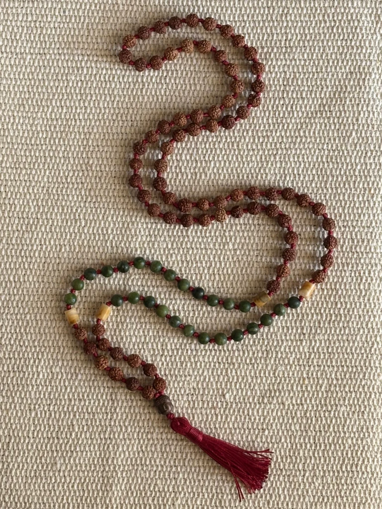 Mala 108 Delicate: Rudraksha i Nefryt