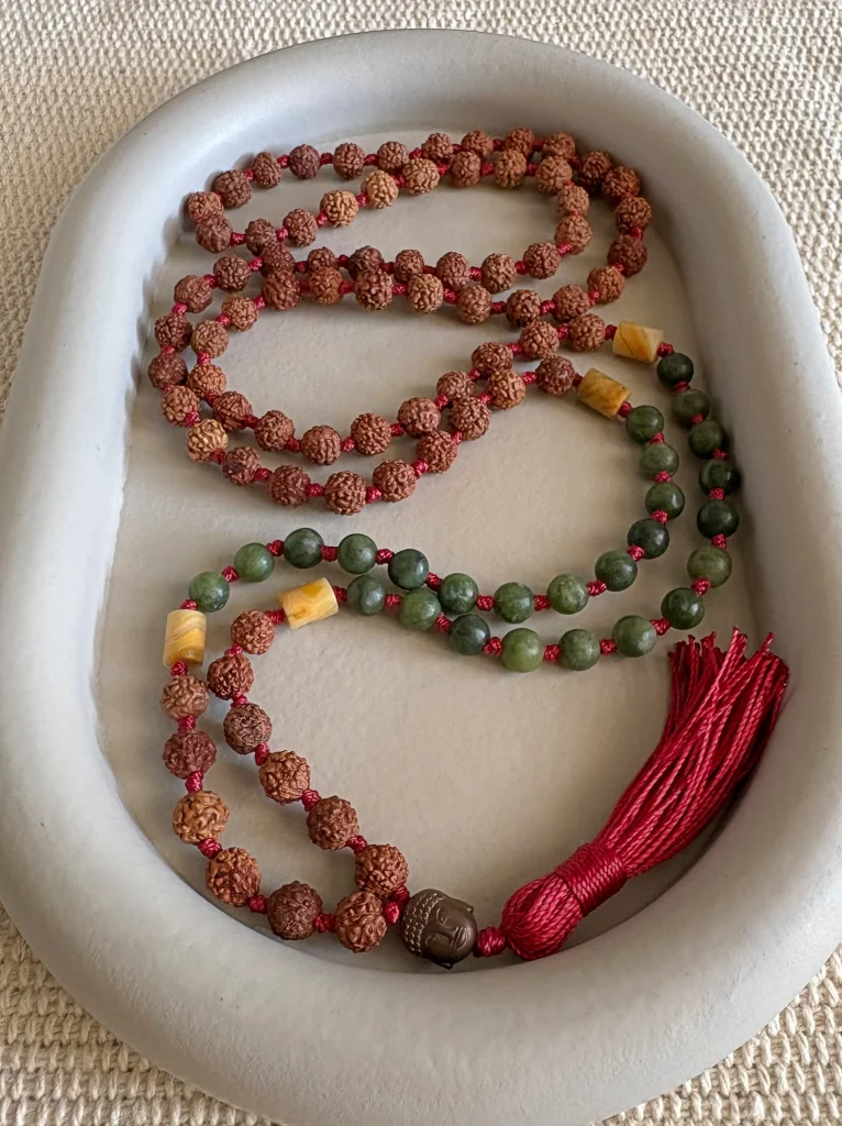 Mala 108 Delicate: Rudraksha I Nefryt (kamienie naturalne)