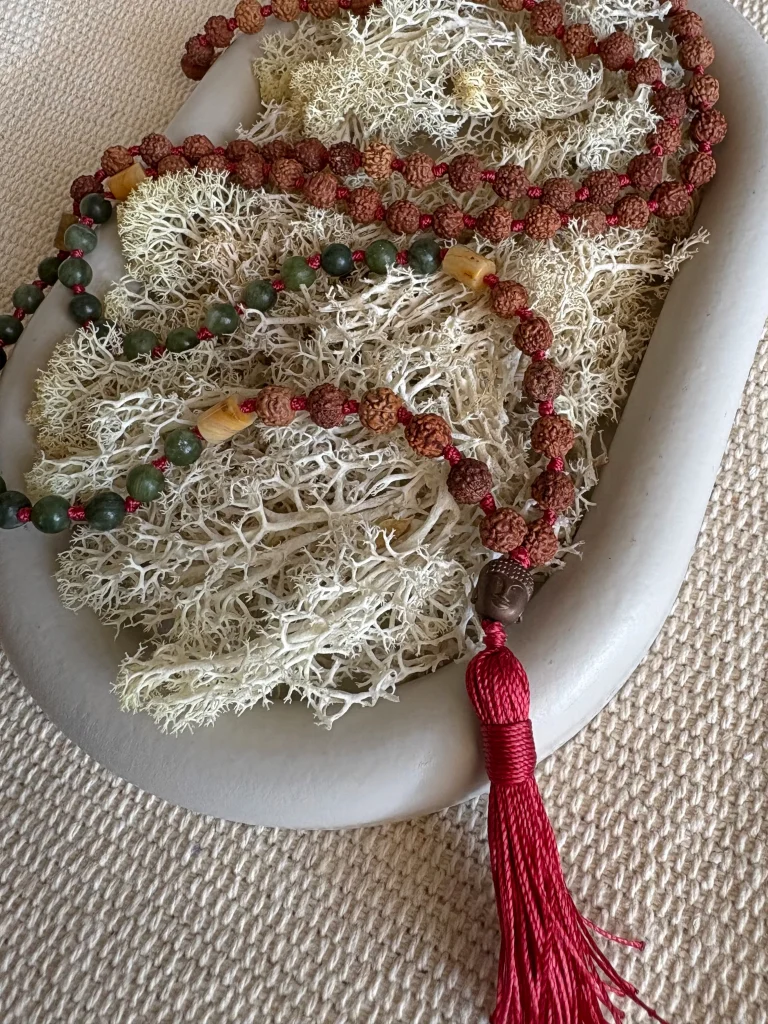 Mala 108 Delicate: Rudraksha I Nefryt (kamienie naturalne + chwost)